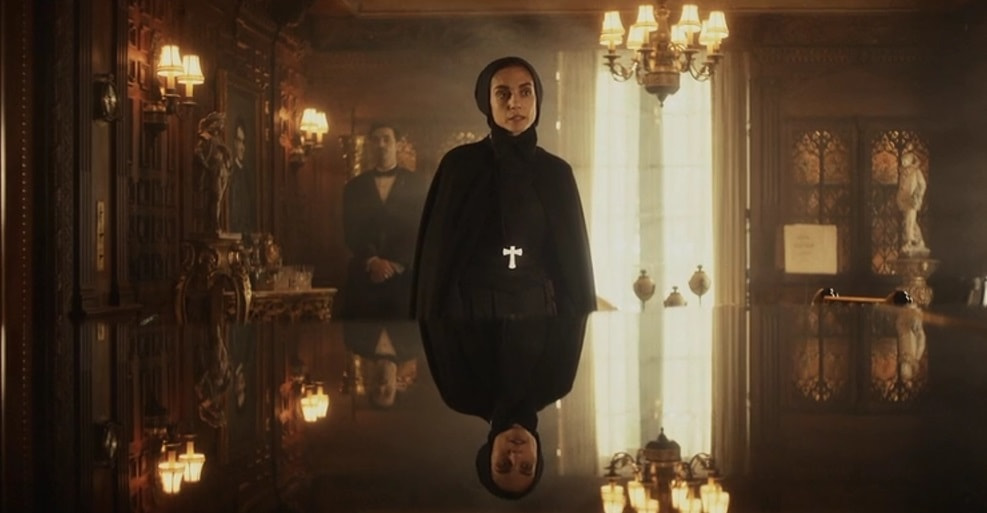 Reflejos y simetría, una constante en la película Cabrini de Alejandro Monteverde