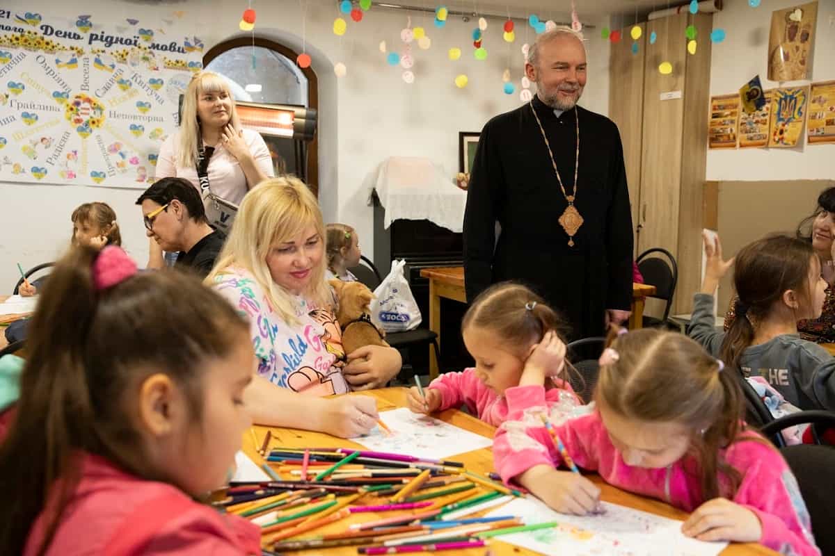 El obispo Vasyl Tuchapets con los niños de catequesis en la catedral grecocatólica de Járkov en abril de 2024