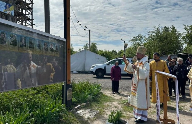 El obispo Vasyl bendice una placa que recuerda a 8 soldados grecocatólicos de Járkov caídos en la guerra