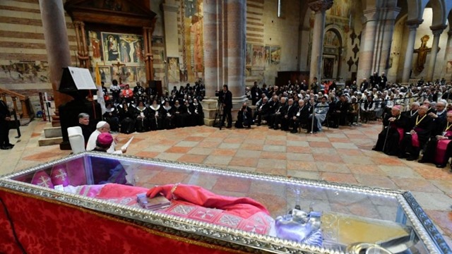 El cuerpo de San Zenón presidió el encuentro de Francisco con los sacerdotes y consagrados. Foto: Vatican Media.