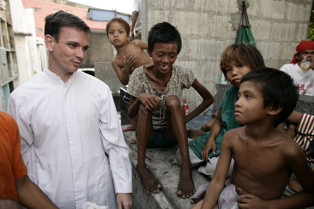 El misionero Matthieu Dauchez, de familia acomodada, lleva años con los niños más pobres de Manila