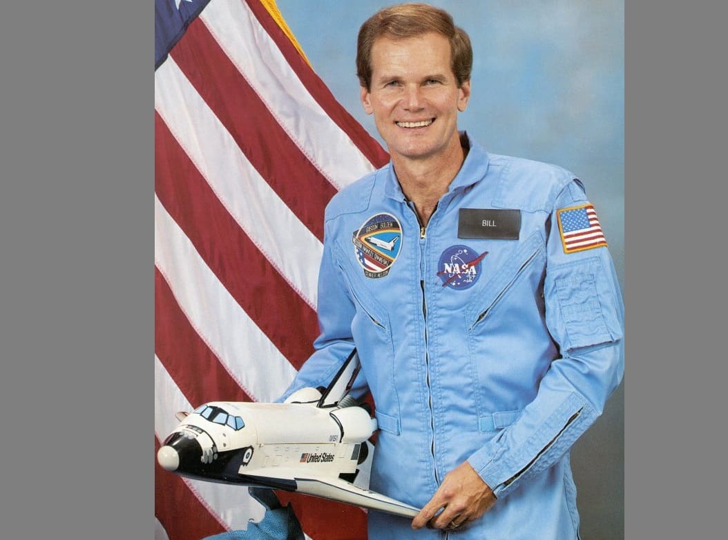 Bill Nelson orbitó la Tierra 98 veces durante 6 días en el Transbordador Espacial Columbia