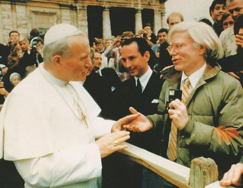 Andy Warhol saluda a Juan Pablo II.