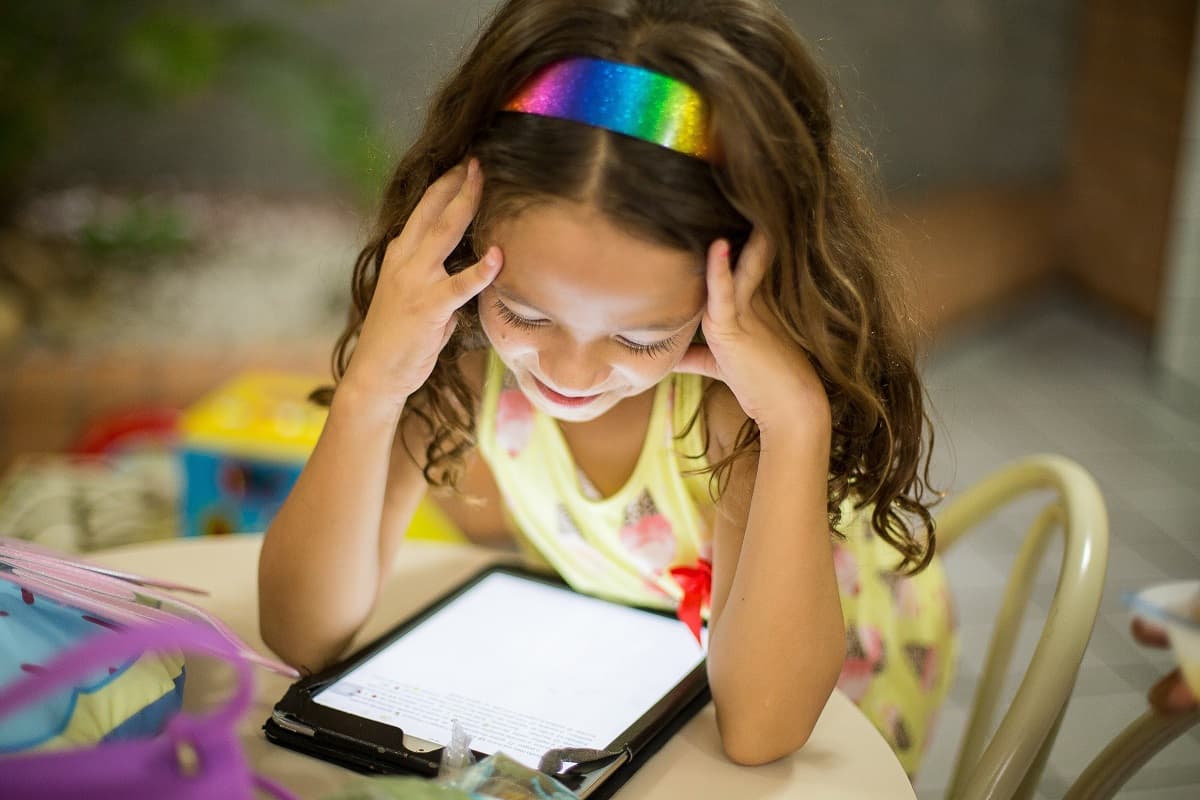 Una niña con una tablet, foto de Patricia Prudente para Unsplash