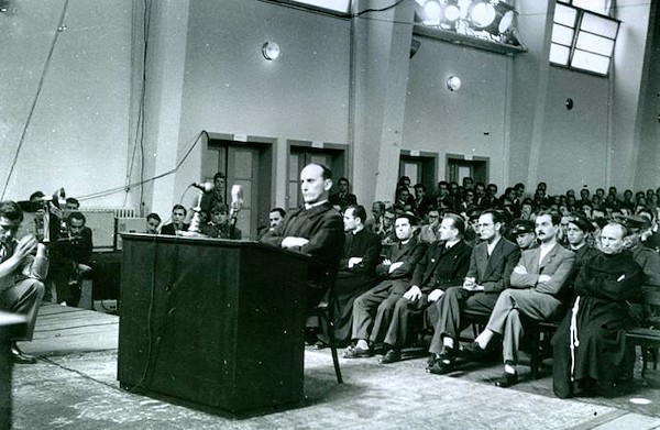 El arzobispo Stepinac, durante el juicio contra él.