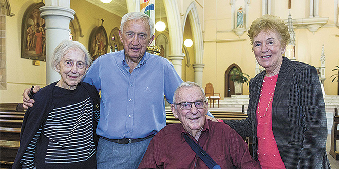 Bill Hayden, con miembros de su familia en el día de su bautizo.
