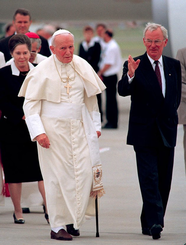 Bill Hayden, gobernador general en 1995, acompaña a San Juan Pablo II
que acudió a Australia a beatificar a Mary McKillop.