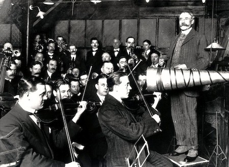 Edward Elgar, durante una grabación en enero de 1914.