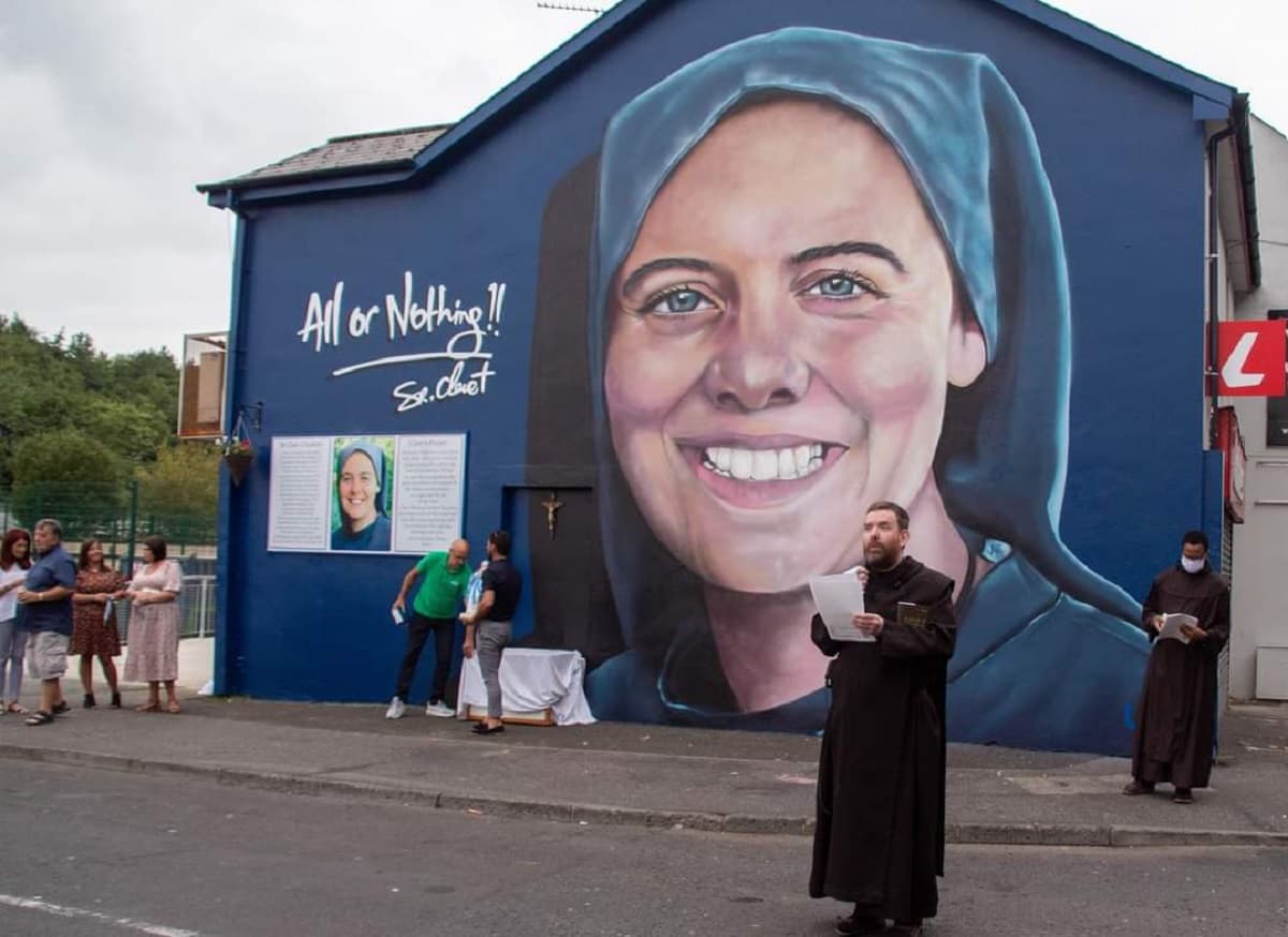 Mural que han pintado los vecinos de Derry, la localidad natal de la religiosa, en honor a Clare

