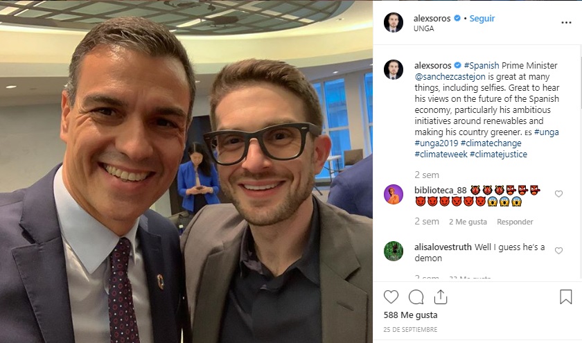 Alexander, hijo de George Soros, en un selfie con Pedro Sánchez.