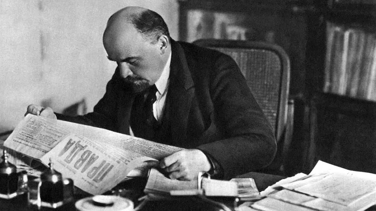 Lenin, leyendo el Pravda en su despacho