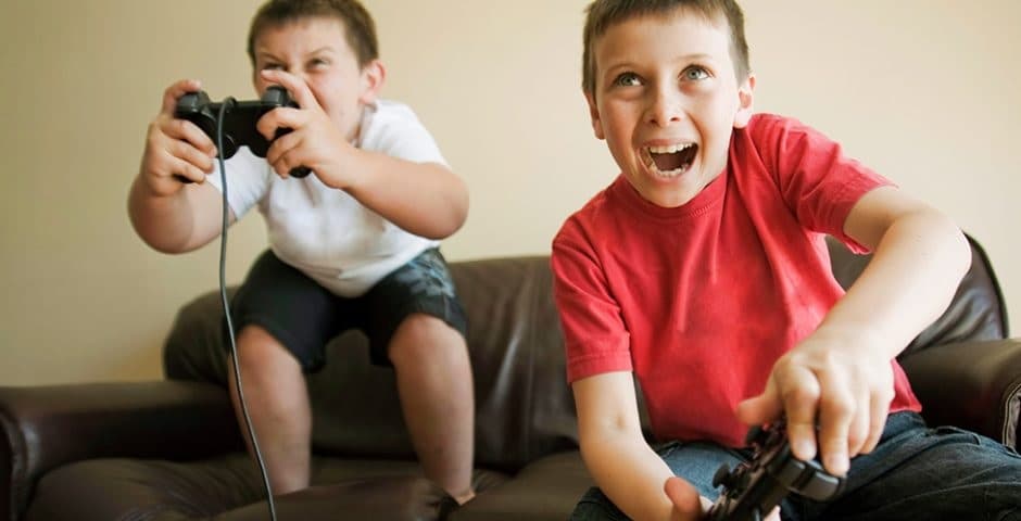 Dos niños jugando a un videojuego