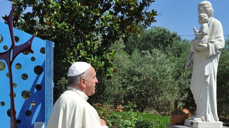 El Papa Francisco, ante una escultura de San José con el Niño
