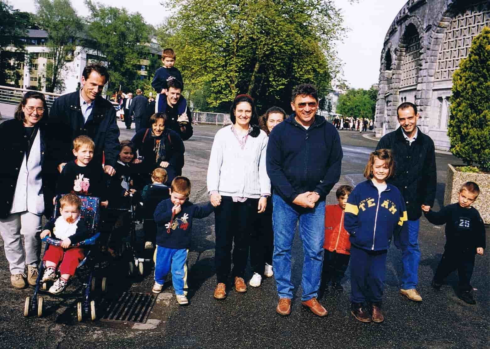 Familia Borsani y otras de Casa di María en Lourdes.