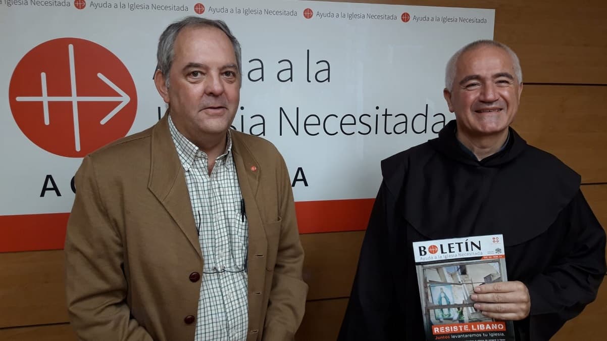 Javier Menéndez Ros, director de ACN España, con el padre Raymond Abdo, carmelita libanés