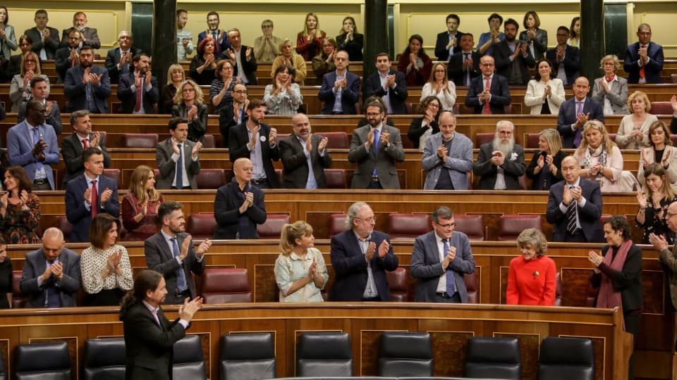 Aplausos en el Congreso tras la votación favorable a la eutanasia