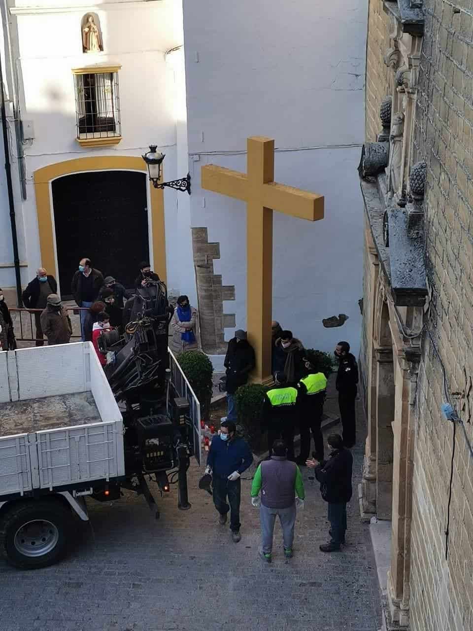 La cruz está señalizada desde ayer para ser derribada.