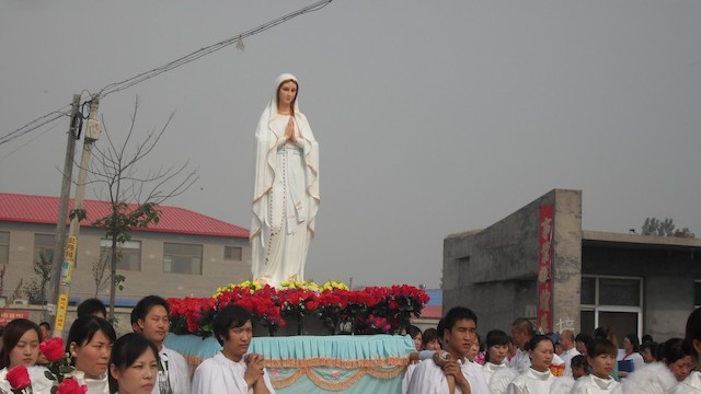 Procesión de la Virgen en China.