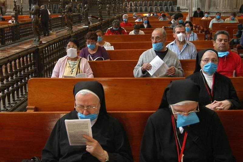 En misa con mascarilla y distancias... incluso el CIS de Tezanos recoge que aumenta la asistencia a la iglesia entre semana