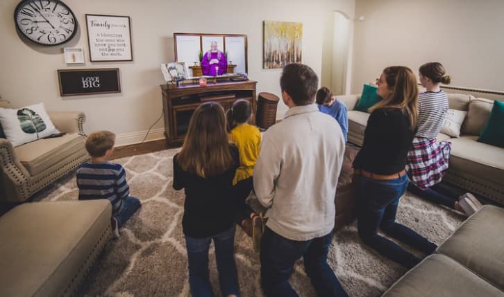 Una familia numerosa de Fayetteville, Arkansas, sigue la misa por TV durante el confinamiento de marzo de 2020