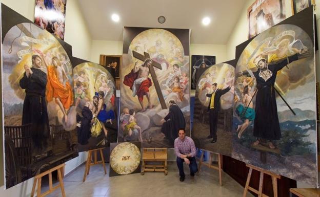 Raúl Berzosa, con algunas de sus pinturas religiosas