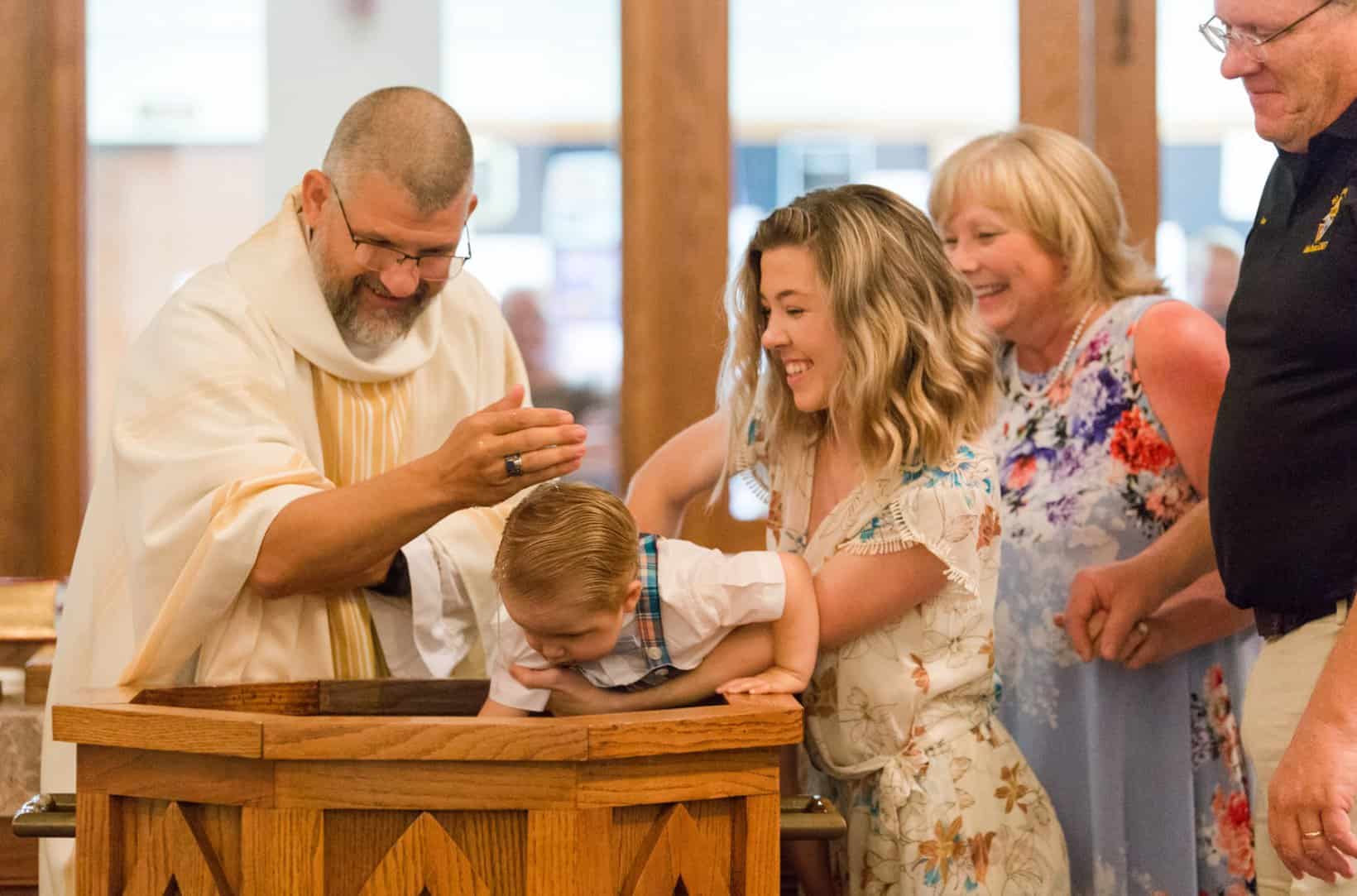 Faith Major bautiza a su hijo Noah en 2019, con Jane y Joe Dalton como padrinos 