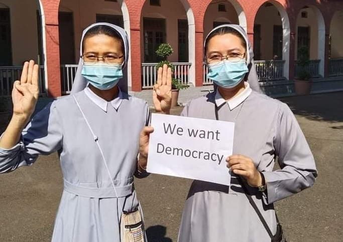 Monjas de Myanmar protestan contra el golpe militar