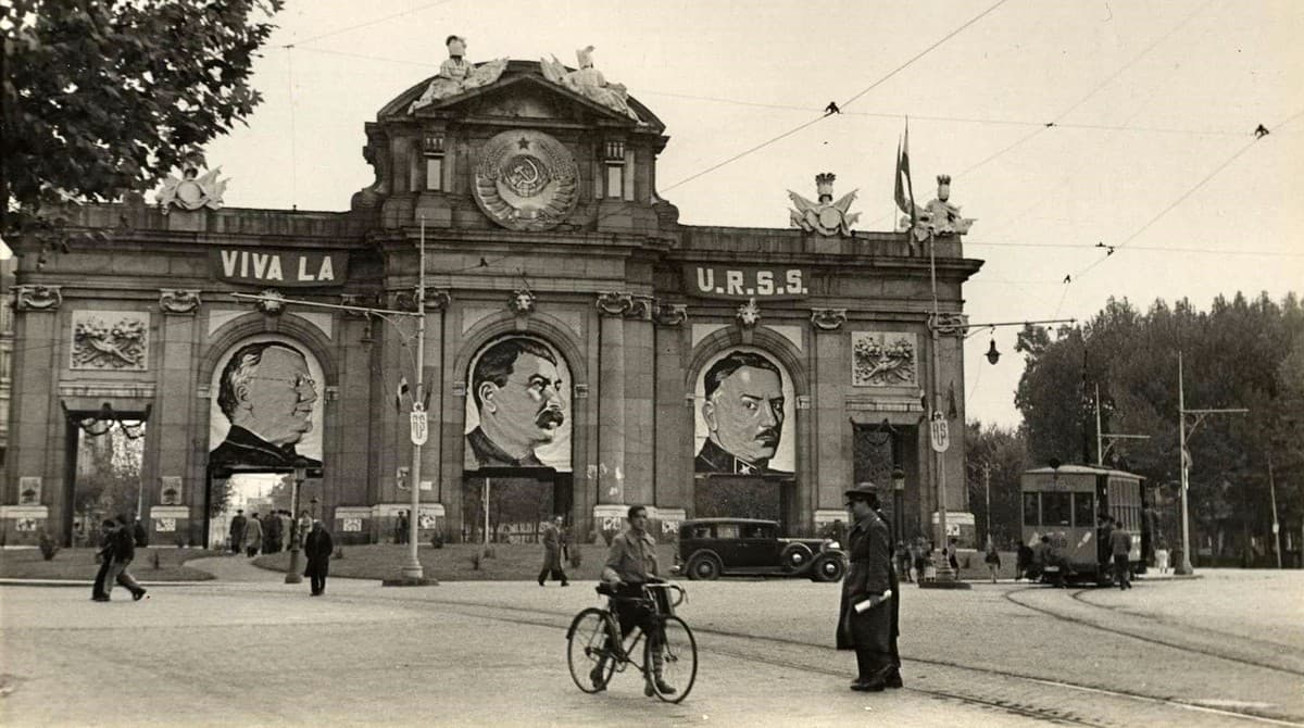 Puerta de Alcalá con el retrato de Stalin.