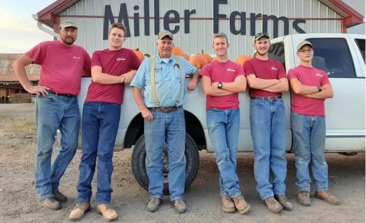 La familia Miller en su granja de Virginia