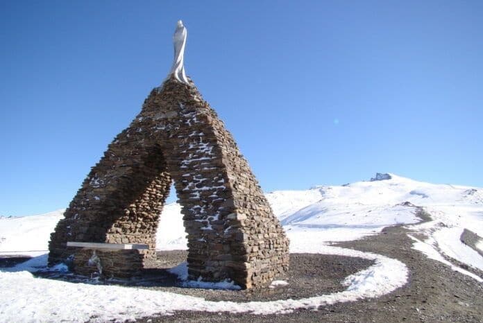 Monumento de la Virgen de las Nieves junto al pico Veleta en Sierra Nevada