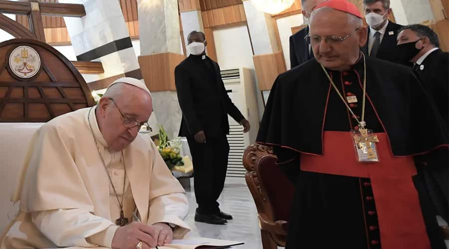 El Patriarca Sako con el Papa Francisco en la catedral siro-católica de Bagdad