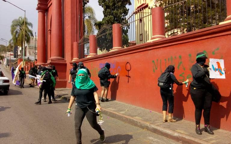 Feministas hacen pintadas abortistas en la iglesia de Tlaltenango de Cuernavaca