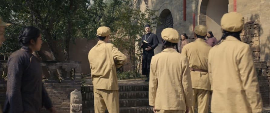 Comunistas llegan a una iglesia en la película Fice Cents Life de Yueh Liu
