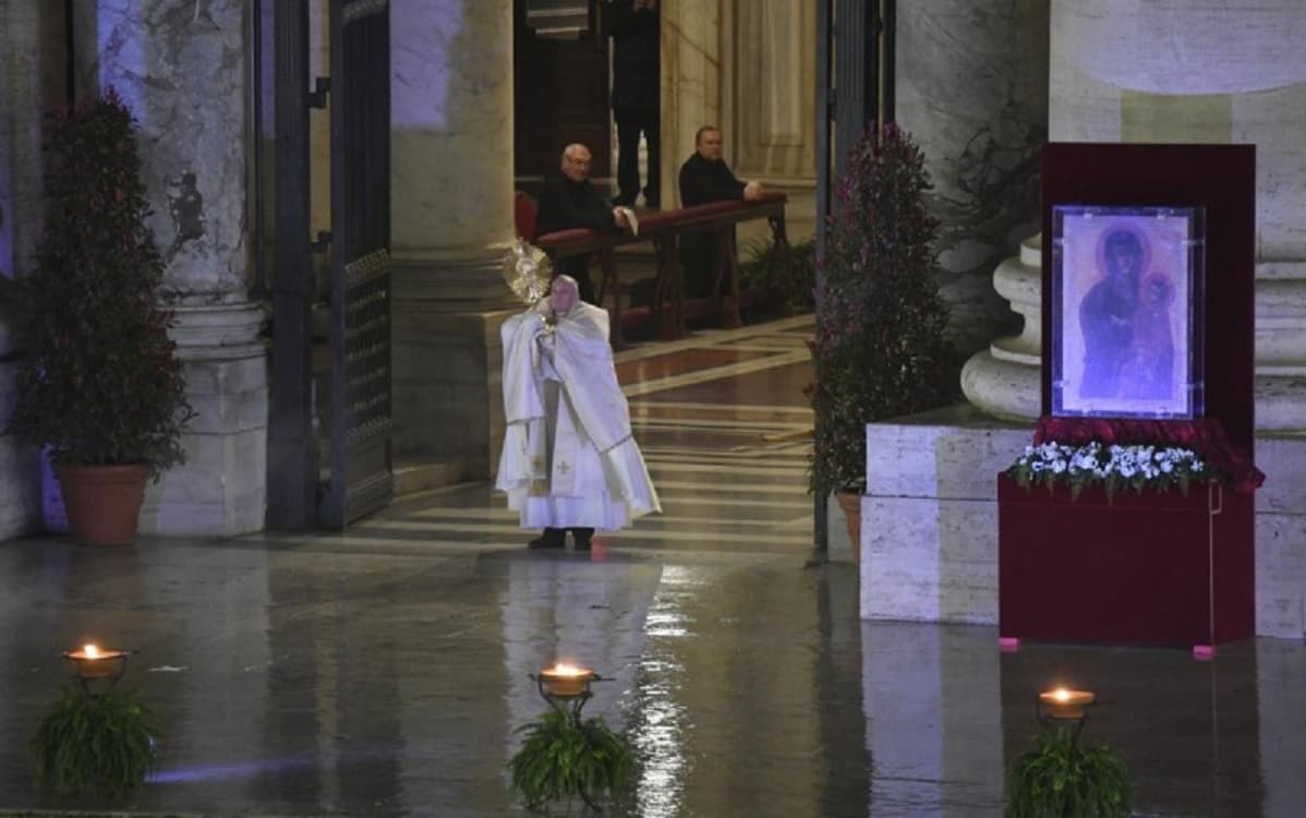 El Papa, desde la puerta de San Pedro, bendice al mundo con el Santísimo