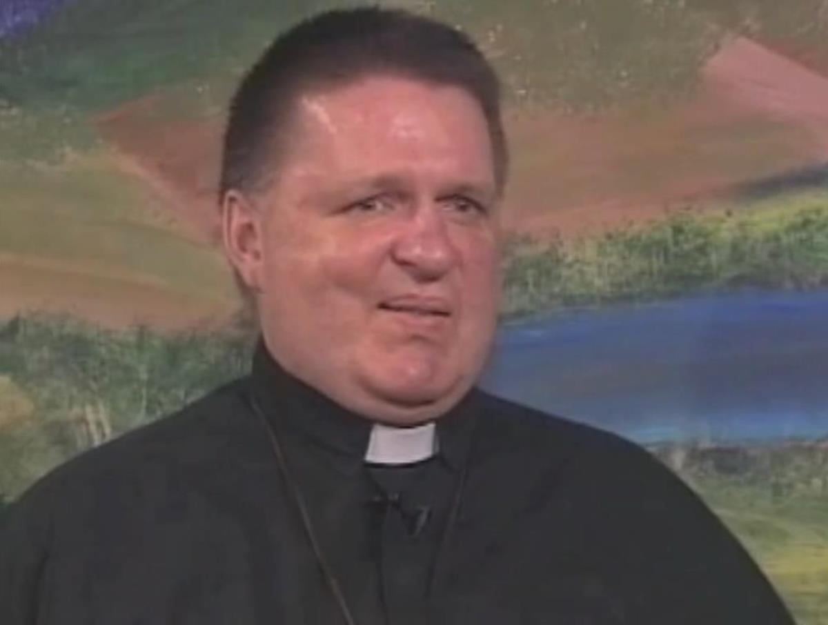 El sacerdote Stuart Long, contando su testimonio en Catholic Voices