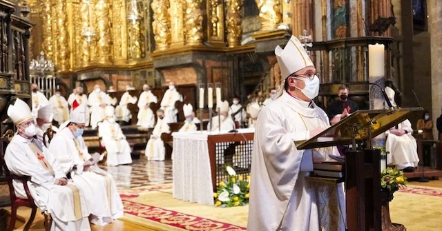 Monseñor Prieto, ya obispo, se dirige a los presentes en la catedral de Santiago.