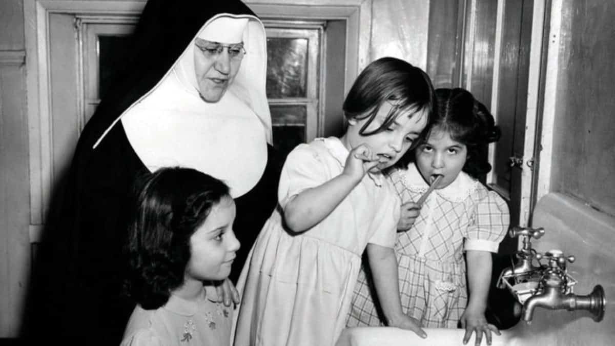 Monja cuida de niños en el orfanato católico de Baltimore. 