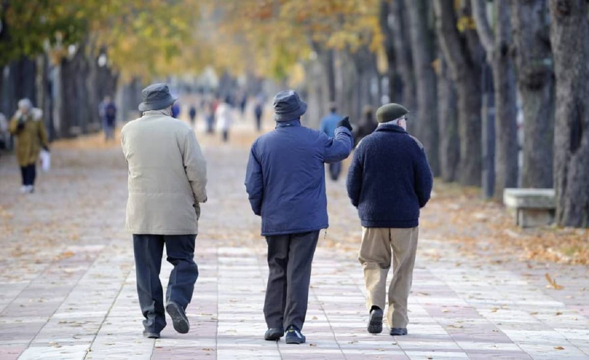 Ancianos paseando por al calle