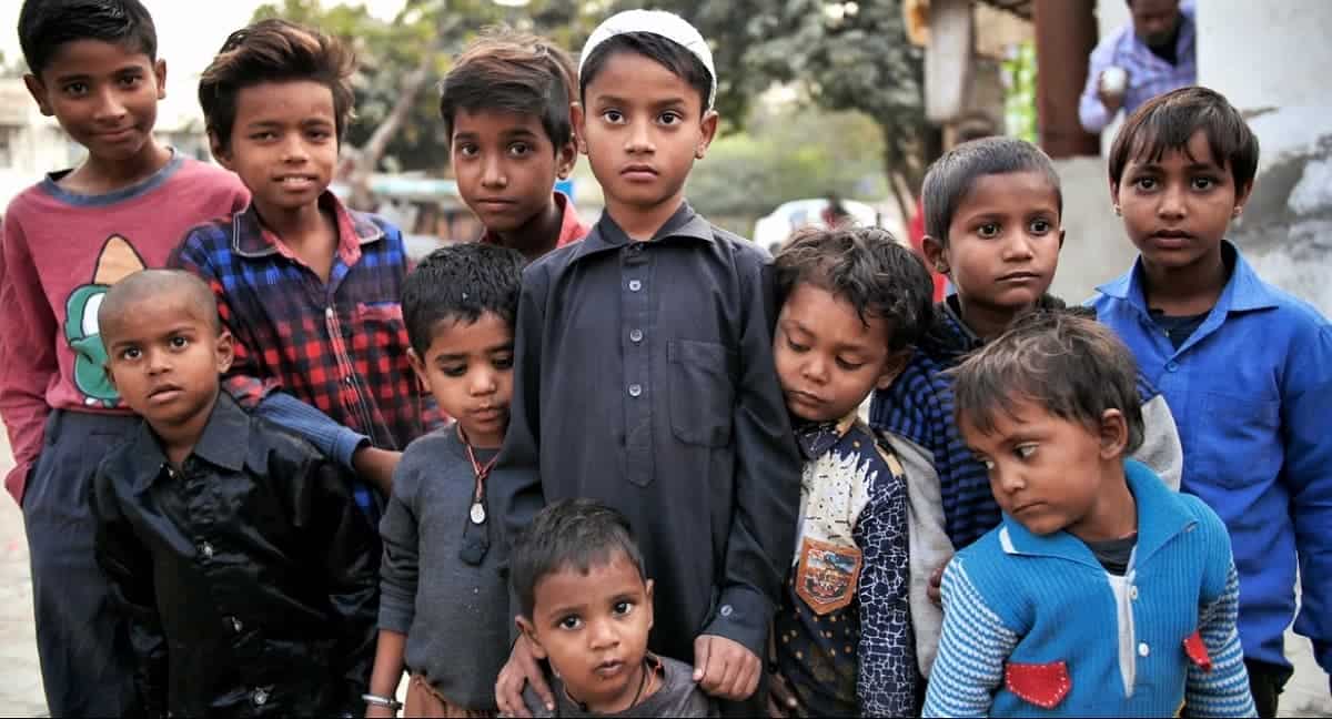 Niños de la India en la película Amanece en Calcuta