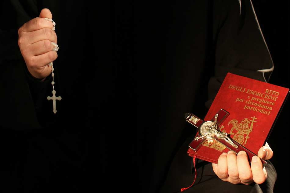 El ritual del exorcismo, la cruz, el rosario, la oración...