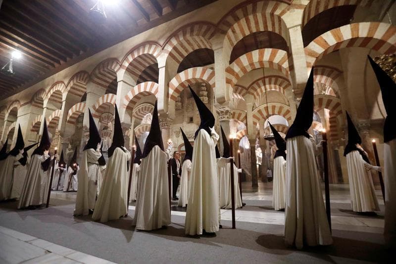 Procesión de Semana Santa en la mezquita-catedral de Córdoba - fe, cultura, tejido social y económico