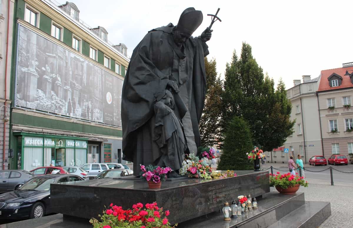Estatua dedicada a Juan Pablo II en Kalisz (Polonia)