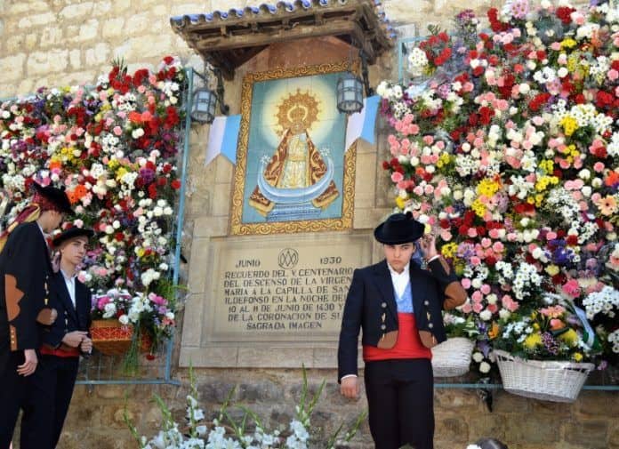 Ofrendan flores a la Virgen de la Capilla en Jaén