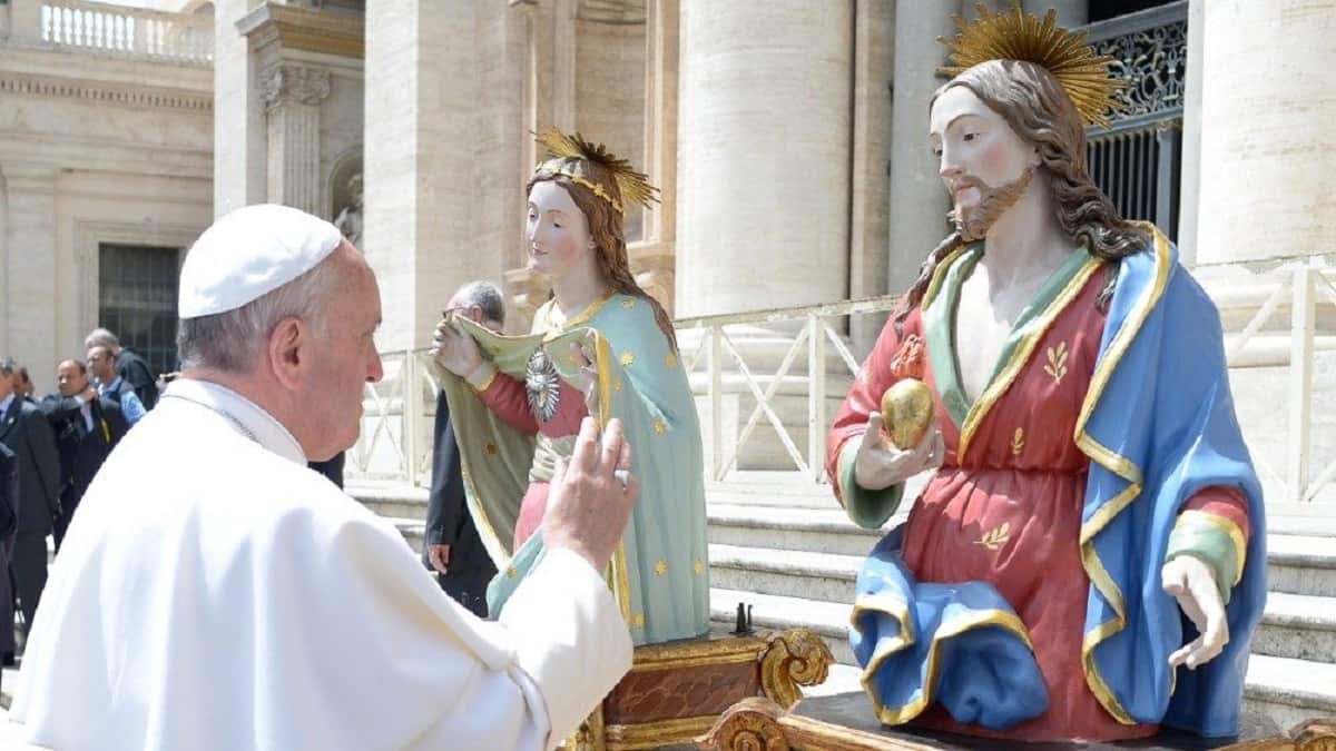 El Papa Francisco y una imagen del Sagrado Corazón