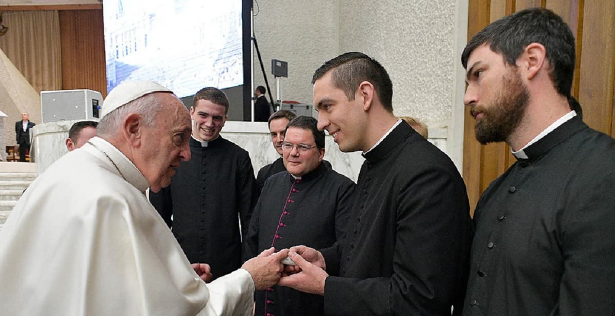 Jonathan y otros compañeros del seminario con el Papa Francisco