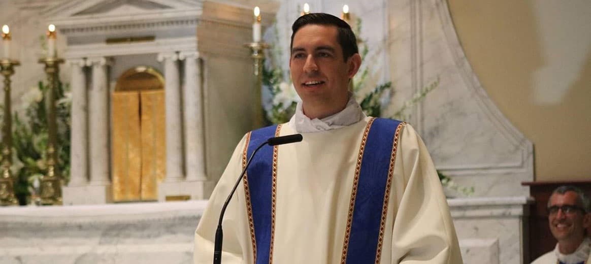 Jonathan Smith deja de ser diácono para ser sacerdote