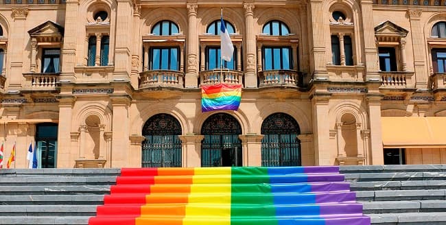 El PNV despliega la simbología LGTB a lo grande en el ayuntamiento de Bilbao