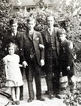 Tolkien con sus hijos.