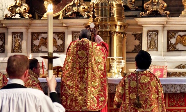 El cardenal Sarah celebra misa tradicional.