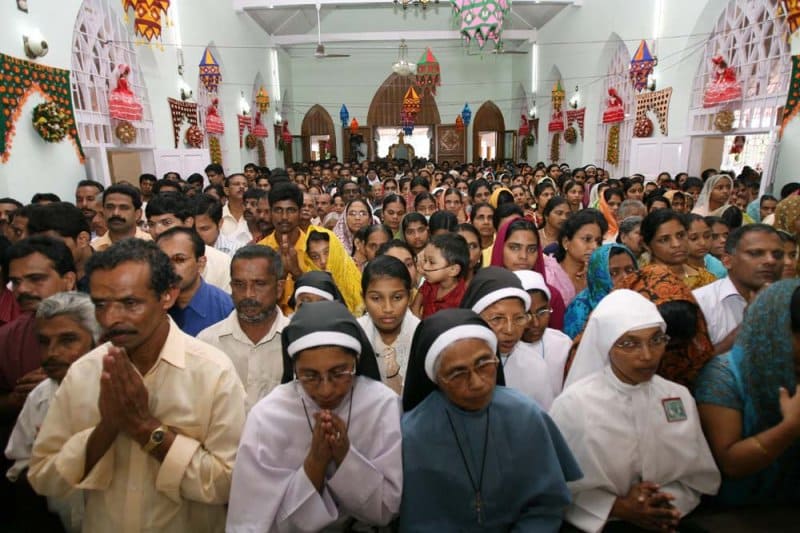 Peregrinos católicos en un santuario de la India